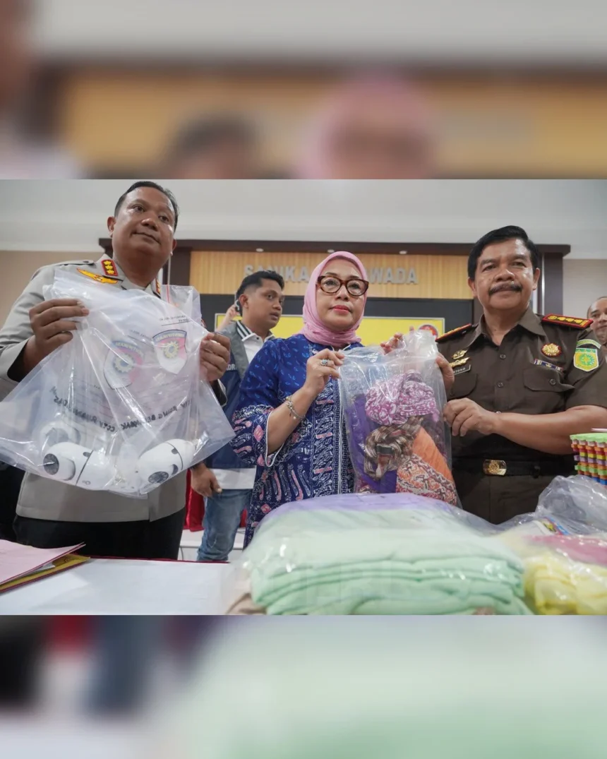 Barang bukti kekerasan Daycare Little Aresha ditampilkan dalam konferensi pers 27 April 2026.