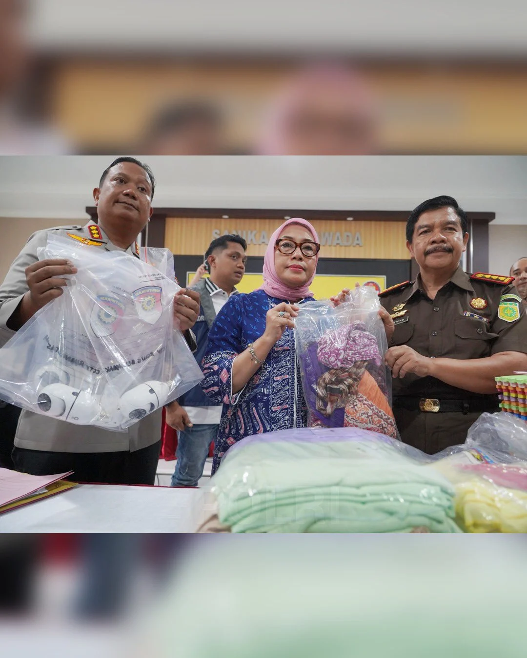 Barang bukti kekerasan Daycare Little Aresha ditampilkan dalam konferensi pers 27 April 2026.
