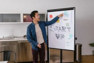 Seorang Pria Sedang Menjelasakan Mengenai Istilah Bisnis
