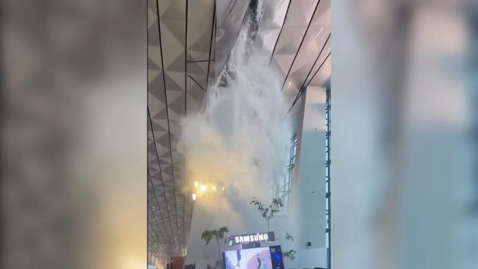 Atap Bandara Soetta Bocor. (Sumber: X/@MangAgus_10)