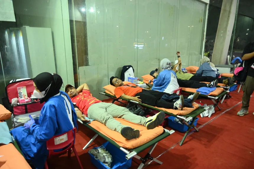 Kegiatan donor darah yang dilakukan oleh Persija saat pertandingan melawan Persis