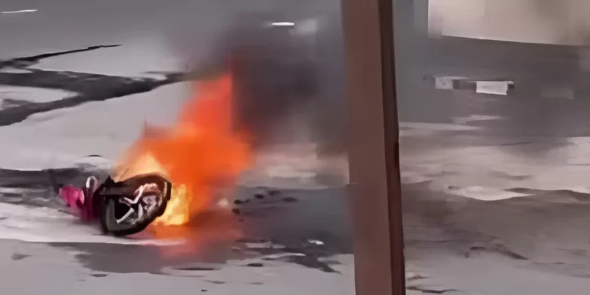 Motor terbakar di depan SPBU Semarang