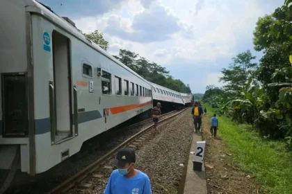KA Bangunkarta relasi Jombang-Pasarsenen anjlok di Emplasemen Bumiayu, Jawa Tengah. (Sumber: X/ @NaraSenyap)