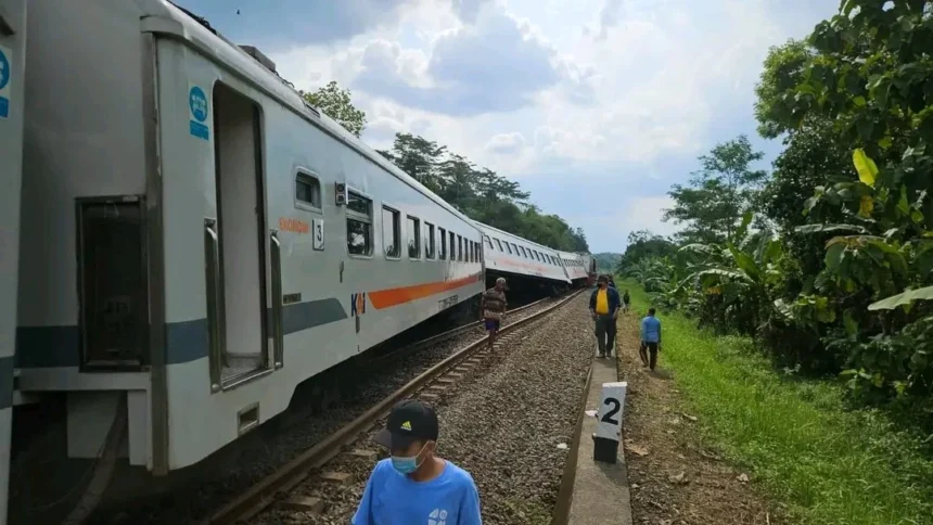 KA Bangunkarta relasi Jombang-Pasarsenen anjlok di Emplasemen Bumiayu, Jawa Tengah. (Sumber: X/ @NaraSenyap)