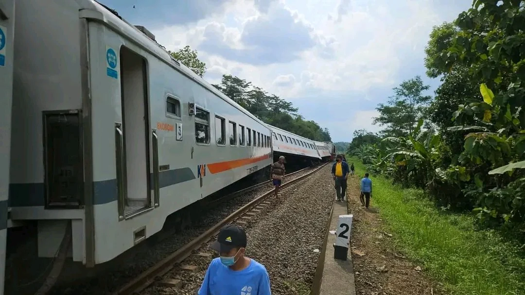 KA Bangunkarta relasi Jombang-Pasarsenen anjlok di Emplasemen Bumiayu, Jawa Tengah. (Sumber: X/ @NaraSenyap)