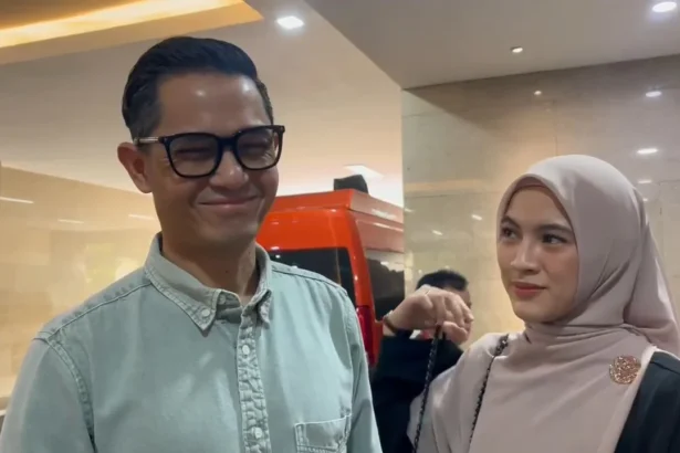 artis Dude Harlino dan Alyssa Soebandono menjalani pemeriksaan oleh penyidik Bareskrim Mabes Polri terkait kasus dugaan fraud PT DSI.