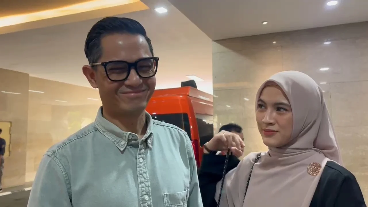 artis Dude Harlino dan Alyssa Soebandono menjalani pemeriksaan oleh penyidik Bareskrim Mabes Polri terkait kasus dugaan fraud PT DSI.