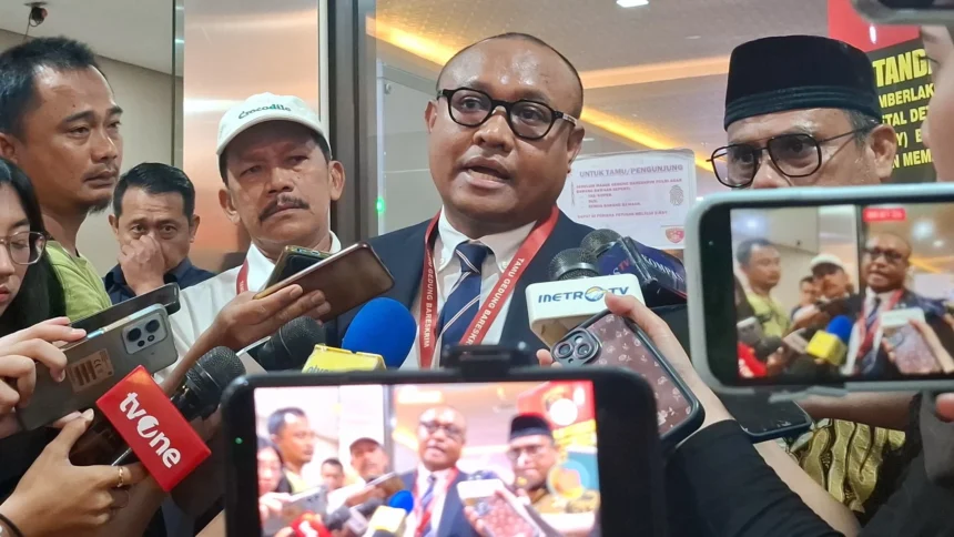 Kuasa hukum JK, Abdul Haji Talaohu melaporkan Rismon Hasiholan Sianipar dan empat akun YouTube dugaan pencemaran nama baik dan hoax ke Bareskrim Polri. (Sumber: Owrite/Rahmat Baihaqi)