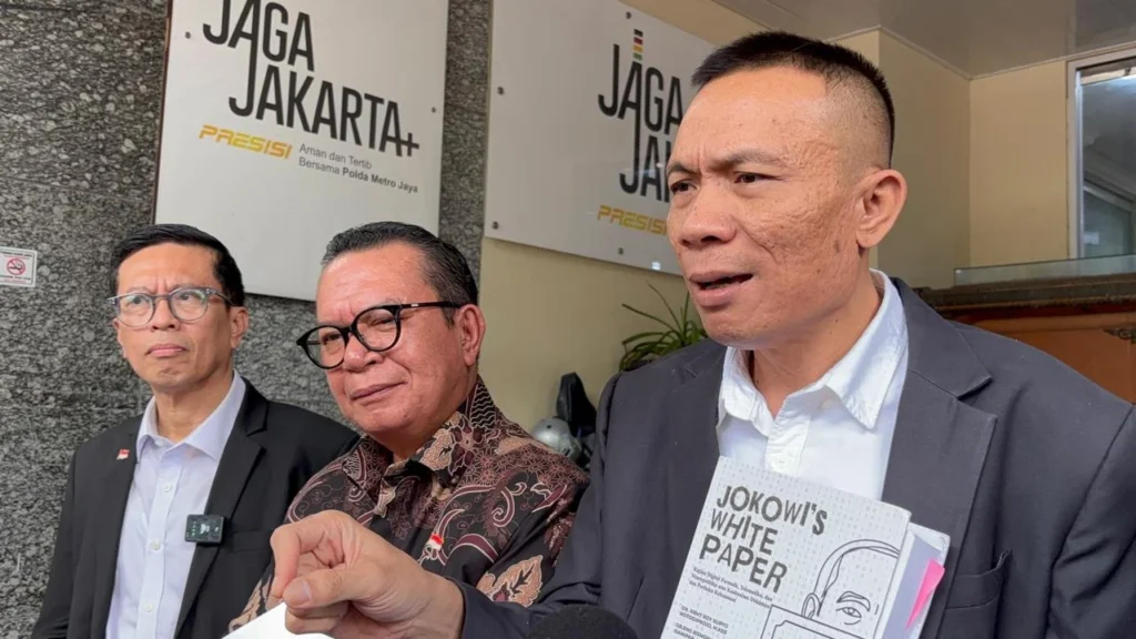 Rismon dan kuasa hukumnya Jamhada Girsang mengatakan Polda Metro Jaya telah menerbitkan surat SP3 kasus tudingan ijazah palsu Presiden ke-7 Joko Widodo.