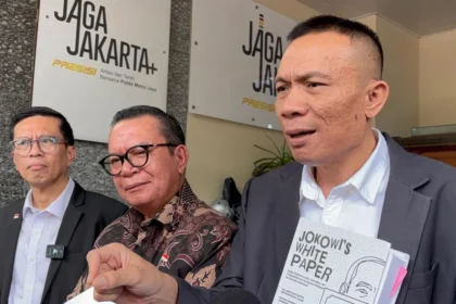 Rismon dan kuasa hukumnya Jamhada Girsang mengatakan Polda Metro Jaya telah menerbitkan surat SP3 kasus tudingan ijazah palsu Presiden ke-7 Joko Widodo.