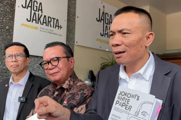 Rismon dan kuasa hukumnya Jamhada Girsang mengatakan Polda Metro Jaya telah menerbitkan surat SP3 kasus tudingan ijazah palsu Presiden ke-7 Joko Widodo.