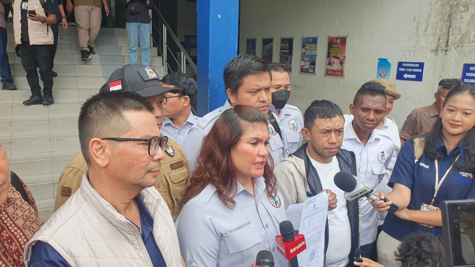 Tim advokasi LBH Tani Nusantara melaporkan Pakar Hukum Tata Negara Feri Amsari.