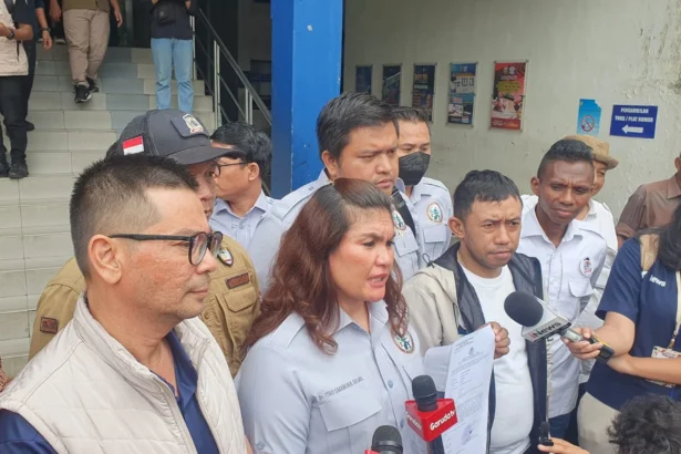 Tim advokasi LBH Tani Nusantara melaporkan Pakar Hukum Tata Negara Feri Amsari.