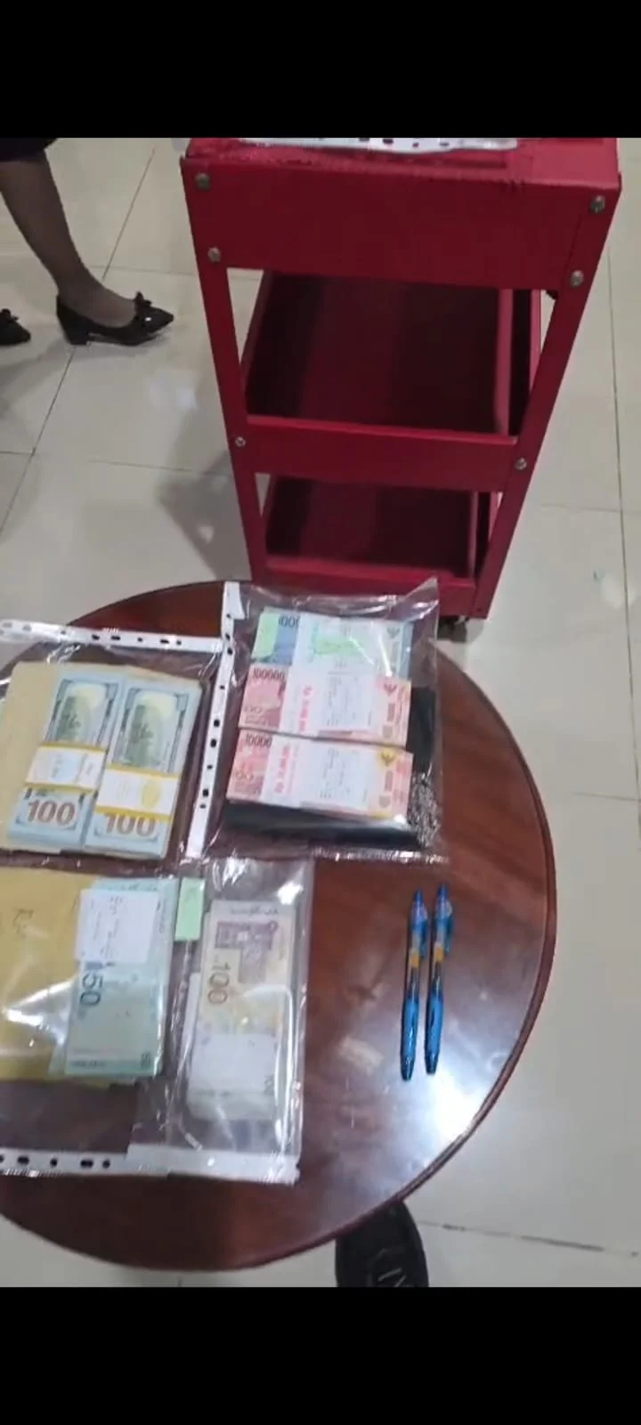 Uang sitaan penyidik KPK dalam kasus dugaan importasi jajaran Dirjen Bea Cukai.