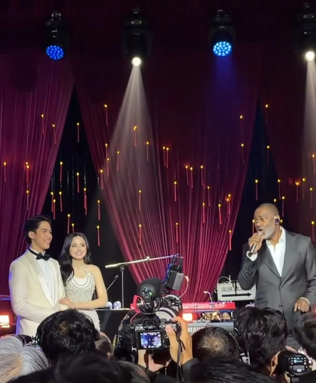 Momen Brian McKnight tampil di pernikahan Syifa Hadju dan El Rumi
