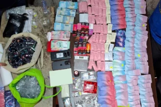 Penampakan barang bukti ratusan catridge vape berisi cairan Etomidate dan uang hasil pengungkapan penyekapan wanita di Hotel kawasan Jakut.