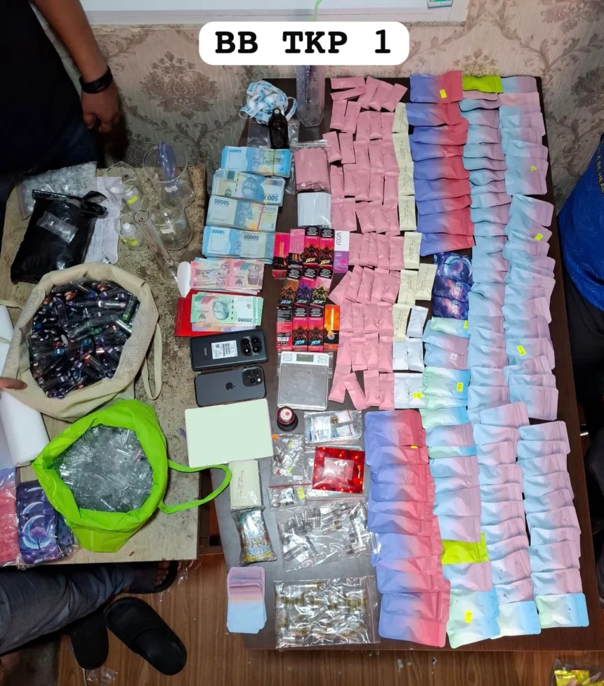 Penampakan barang bukti ratusan catridge vape berisi cairan Etomidate dan uang hasil pengungkapan penyekapan wanita di Hotel kawasan Jakut.
