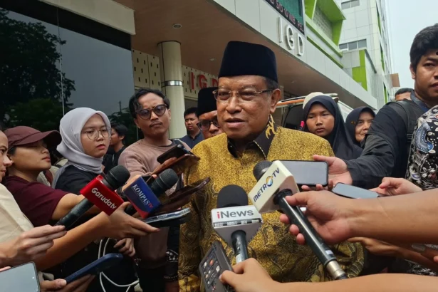 Komisaris Utama PT KAI, Said Aqil Siradj mengatakan pengadaan palang perlintasan kereta jadi tanggung jawab Pemda setempat