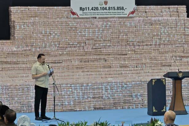 Penampakan uang Rp11,4 triliun hasil penagihan denda administratif, penguasaan lahan dikembalikan ke negara di Komplek Kejagung. (Sumber: Owrite/Rahmat Baihaqi)