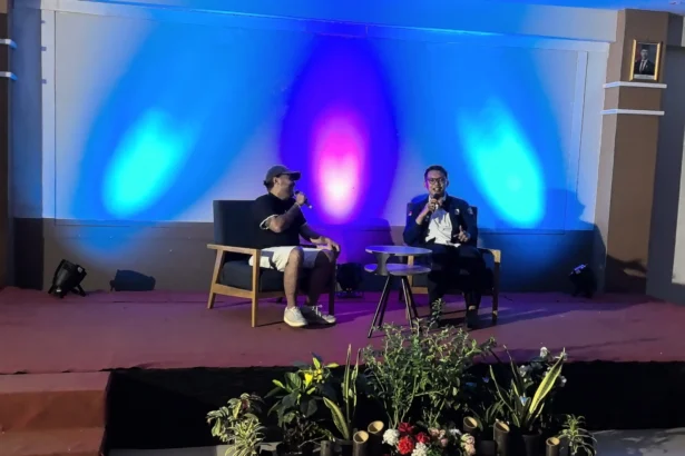 Live podcast "Pintu Belakang" saat tur empat kota stand up comedy komika Gianluigich bertajuk “Aman Ya?”, bertempat di Triizz hotel, Kota Semarang, Jawa Tengah