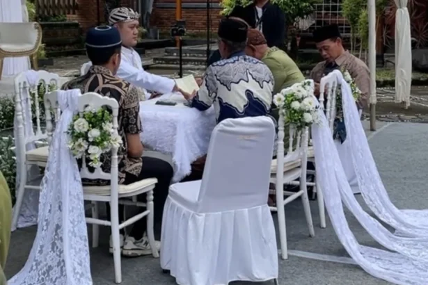 Potongan video momen lucu wali nikah salah ucap.