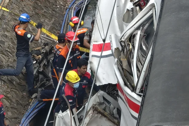 Tim SAR Gabungan masih berupaya mengevakuasi korban yang terjebak di KRL Commuter Line