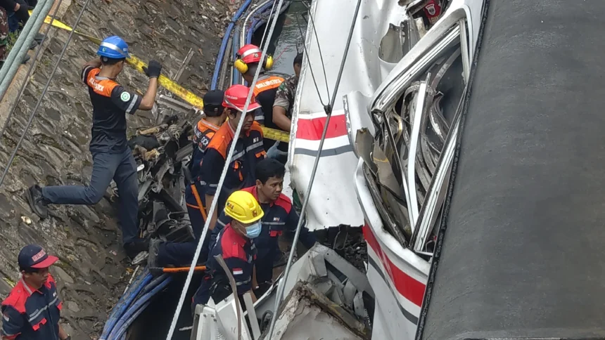 Tim SAR Gabungan masih berupaya mengevakuasi korban yang terjebak di KRL Commuter Line