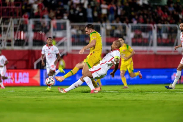 Pertandingan antara Malut United vs Persebaya