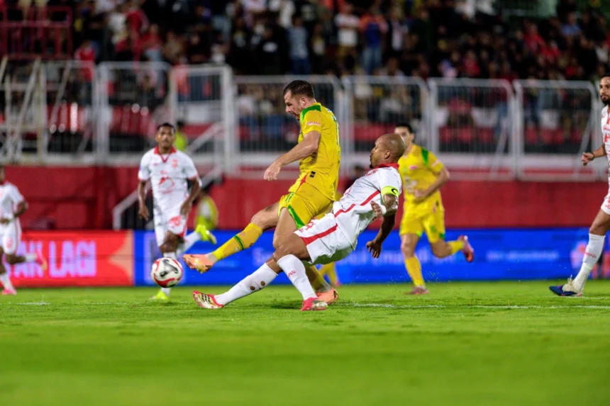 Pertandingan antara Malut United vs Persebaya