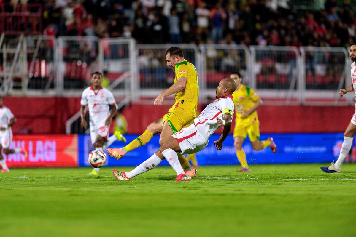Pertandingan antara Malut United vs Persebaya