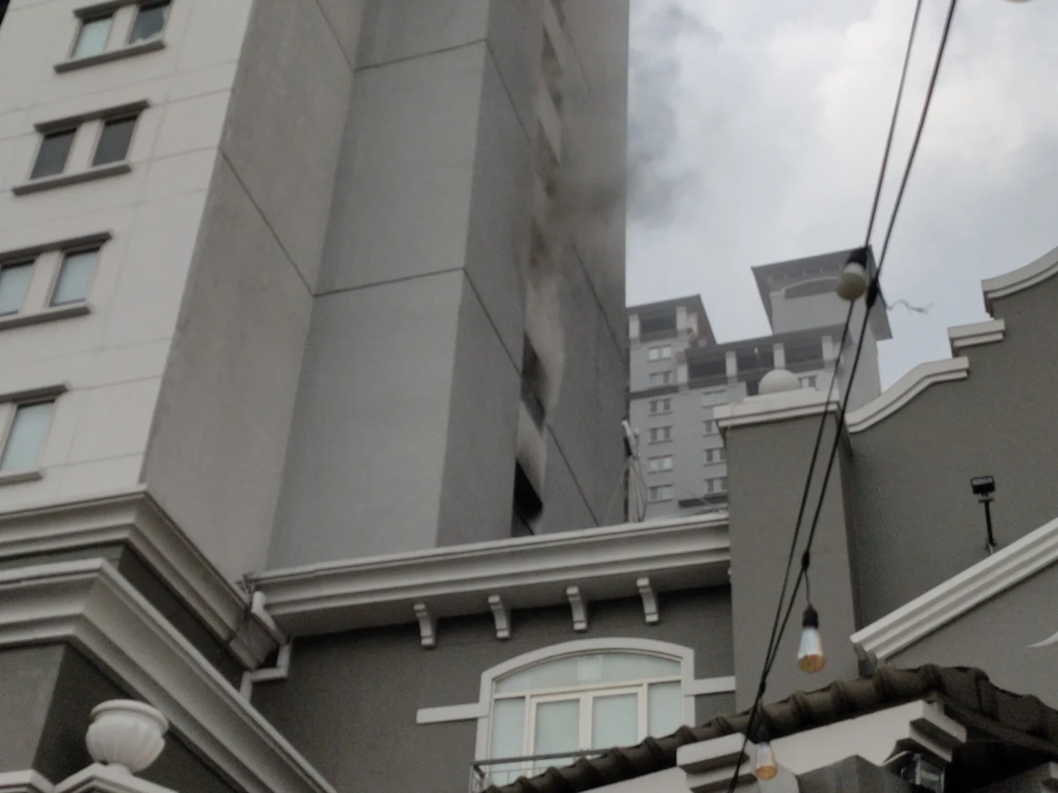 Asap panas terlihat di salah satu unit apartemen Mediterania , Tanjung Duren, Jakarta Barat.