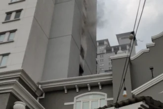Asap panas terlihat di salah satu unit apartemen Mediterania , Tanjung Duren, Jakarta Barat.