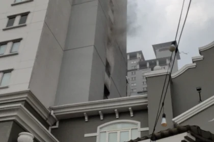 Asap panas terlihat di salah satu unit apartemen Mediterania , Tanjung Duren, Jakarta Barat.