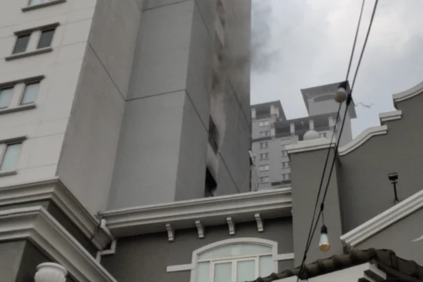 Asap panas terlihat di salah satu unit apartemen Mediterania , Tanjung Duren, Jakarta Barat.