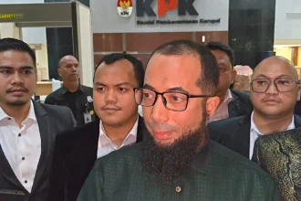 Ustadz Khalid Basalamah rampung diperiksa KPK kurang lebih 4 jam terkait kasus korupsi kuota haji tambahan Kemenag.