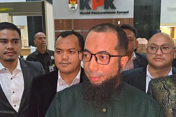 Ustadz Khalid Basalamah rampung diperiksa KPK kurang lebih 4 jam terkait kasus korupsi kuota haji tambahan Kemenag.