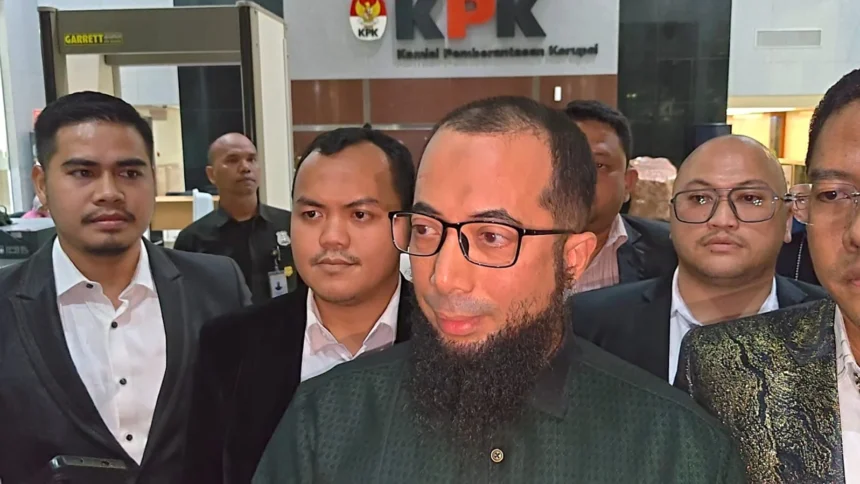 Ustadz Khalid Basalamah rampung diperiksa KPK kurang lebih 4 jam terkait kasus korupsi kuota haji tambahan Kemenag.