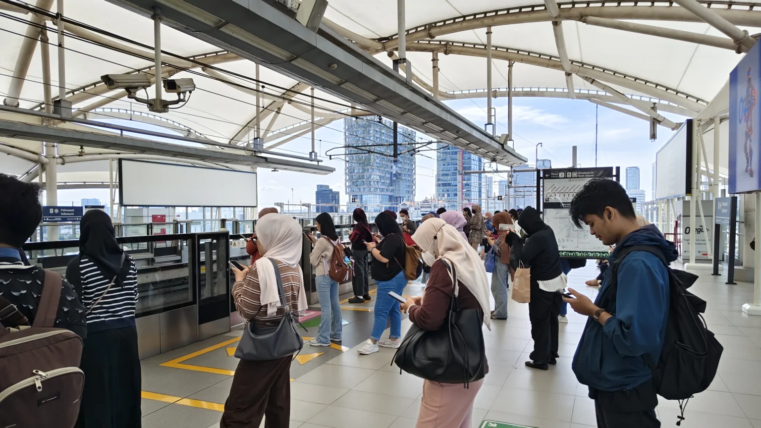 Penumpang MRT di Stasiun Blok M. (Sumber: Owrite/Syifa Fauziah)
