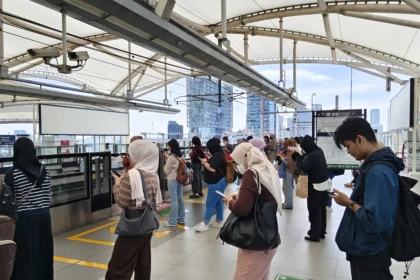 Penumpang MRT di Stasiun Blok M. (Sumber: Owrite/Syifa Fauziah)