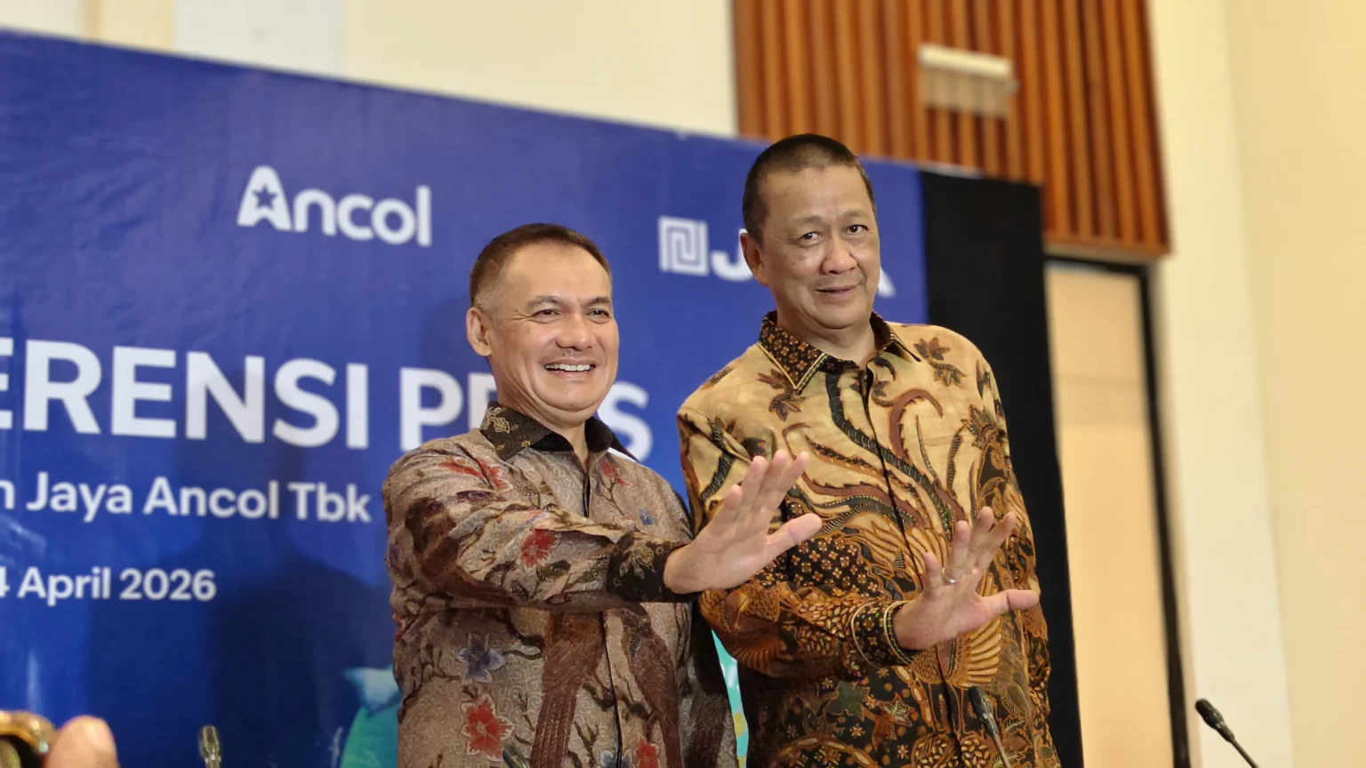 Komisaris Utama dan Komisaris Independen Ancol PJAA, Irfan Setiaputra (kanan) Direktur Utama PJAA Syahmudrian Lubis (kiri). (Sumber: Owrite/Anisa Aulia)
