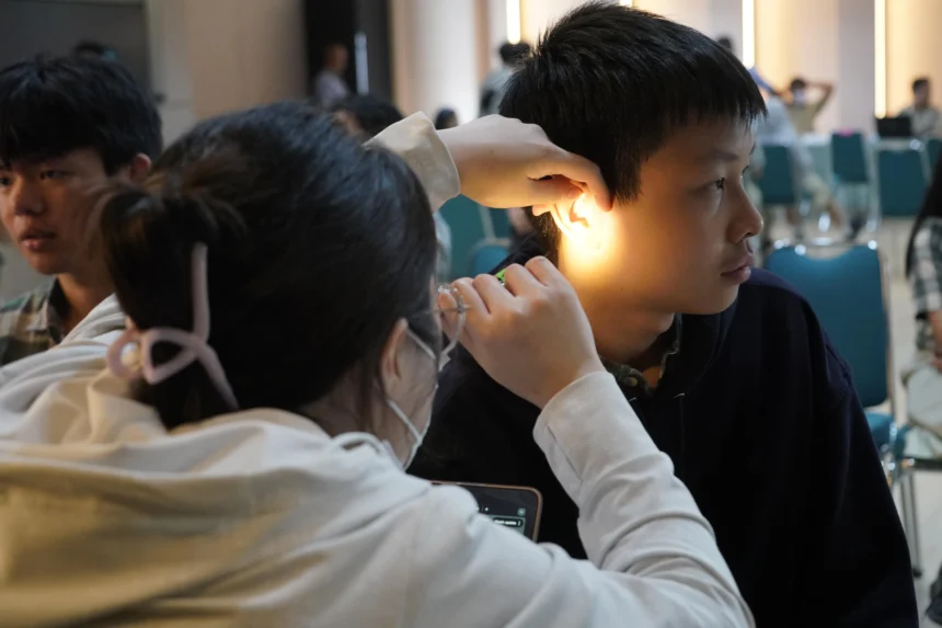 Ilustrasi pemeriksaan pendengaran