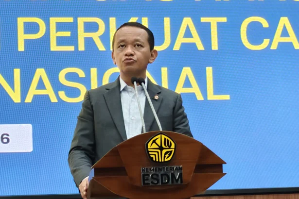 Menteri ESDM, Bahlil Lahadalia saat membahas soal BBM Nonsubsidi yang naik. (Sumber: Owrite/Iren Natania)