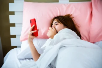 Ilustrasi main hp setelah bangun tidur