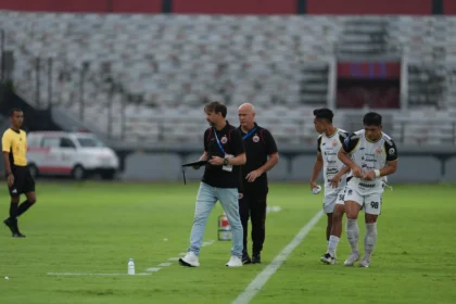 Pelatih Persija, Mauricio Souza saat memberikan instruksi kepada Eksel Runtukahu