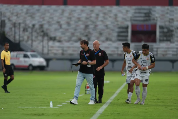 Pelatih Persija, Mauricio Souza saat memberikan instruksi kepada Eksel Runtukahu