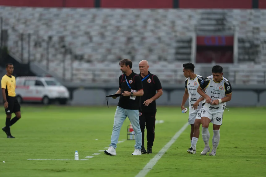 Pelatih Persija, Mauricio Souza saat memberikan instruksi kepada Eksel Runtukahu