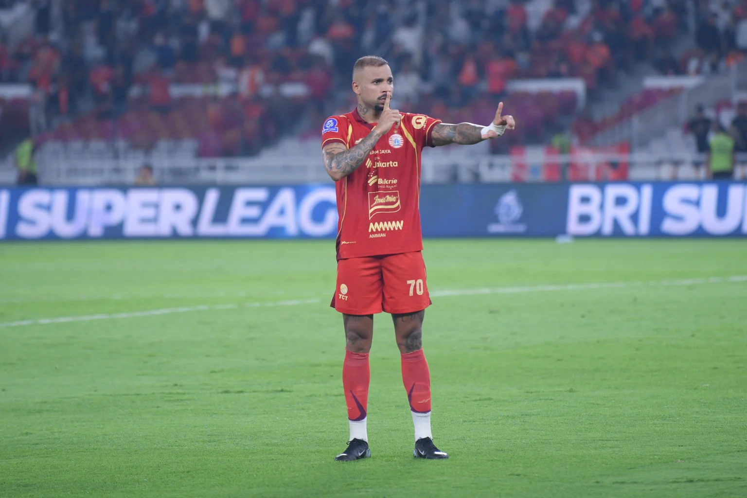 Selebrasi Gustavo Almeida setelah mencetak gol