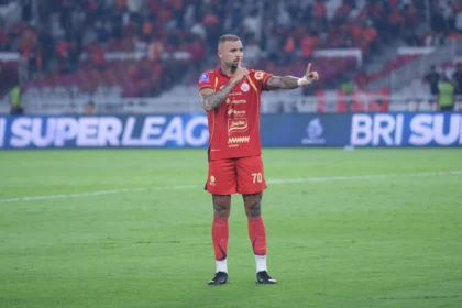 Selebrasi Gustavo Almeida setelah mencetak gol