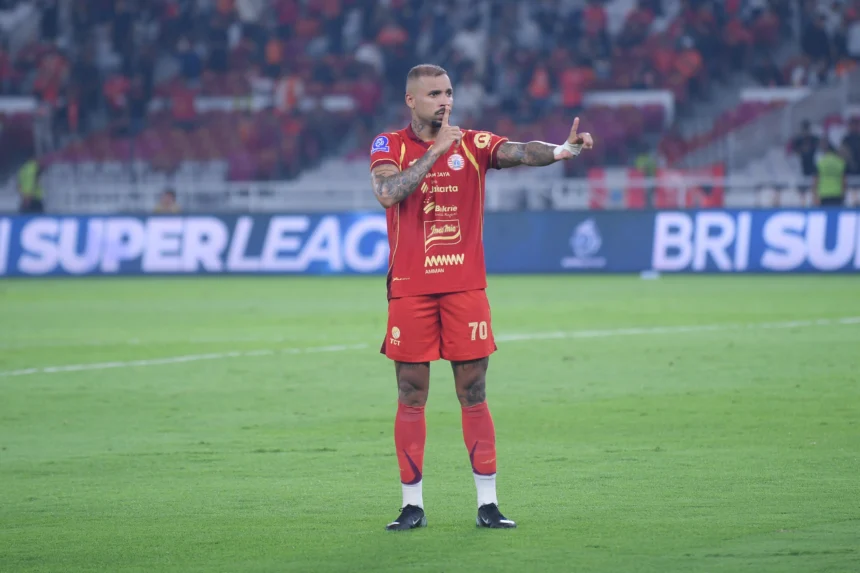 Selebrasi Gustavo Almeida setelah mencetak gol