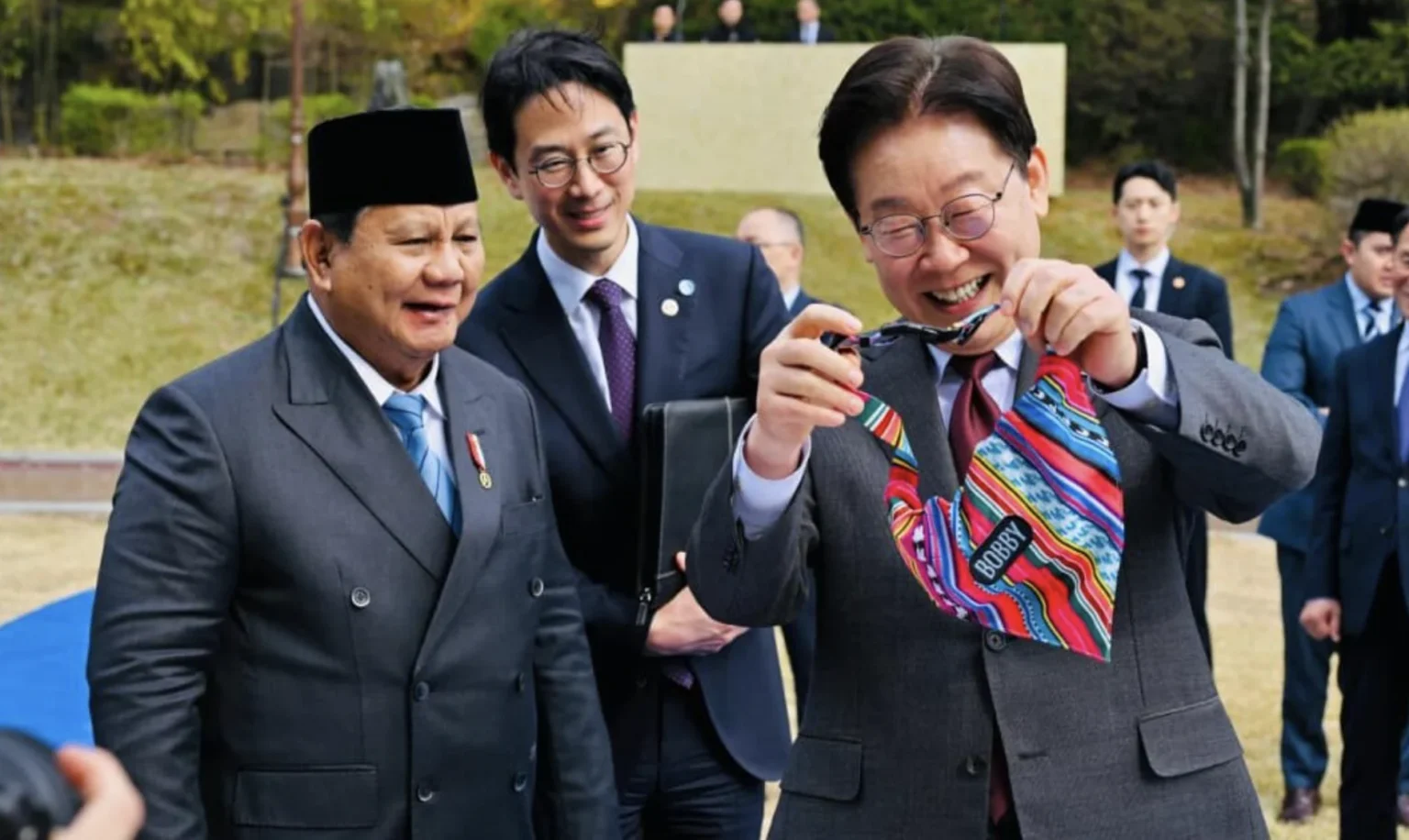 Presiden Prabowo Subianto memberikan hadiah khas Indonesia kepada Anjing peliharaan Presiden Republik Korea Lee Jae Myung yang bernama Bobby, di Garden of Sangchungjae, Istana Kepresidenan Republik Korea, pada Rabu, 1 April 2026.